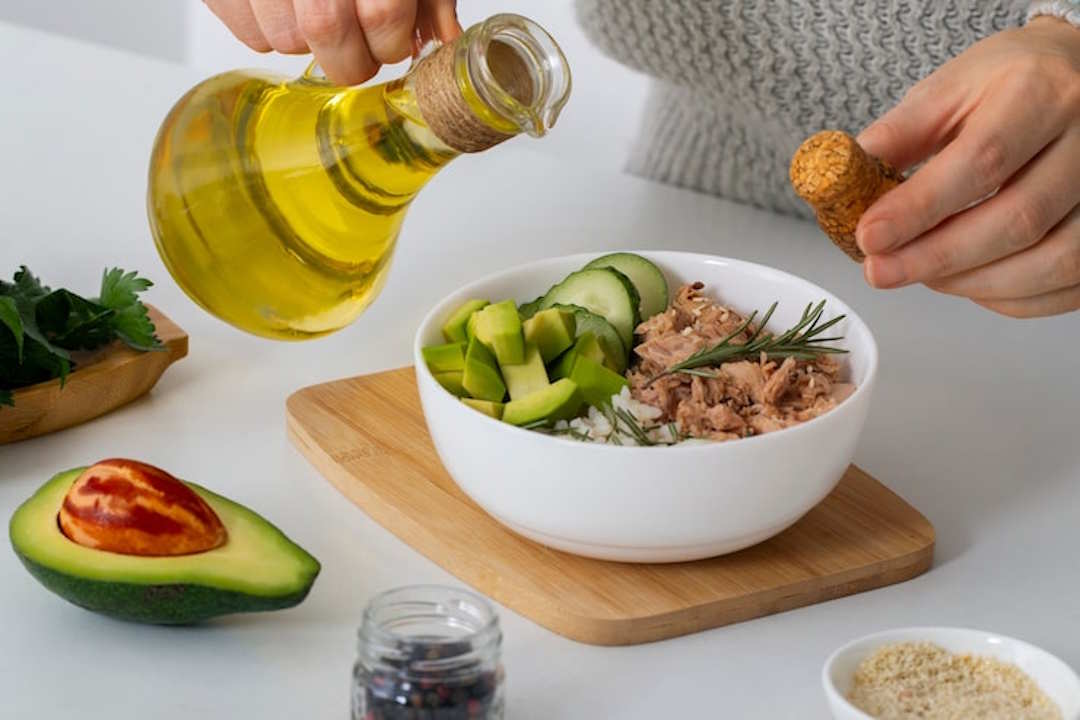 Une personne qui fait une salade avec de l'Huile de noix