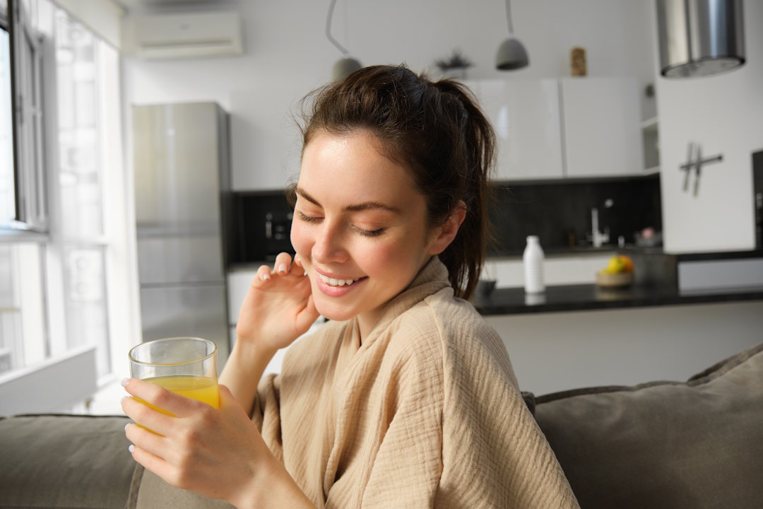 Une femme qui boit de la vitamine C