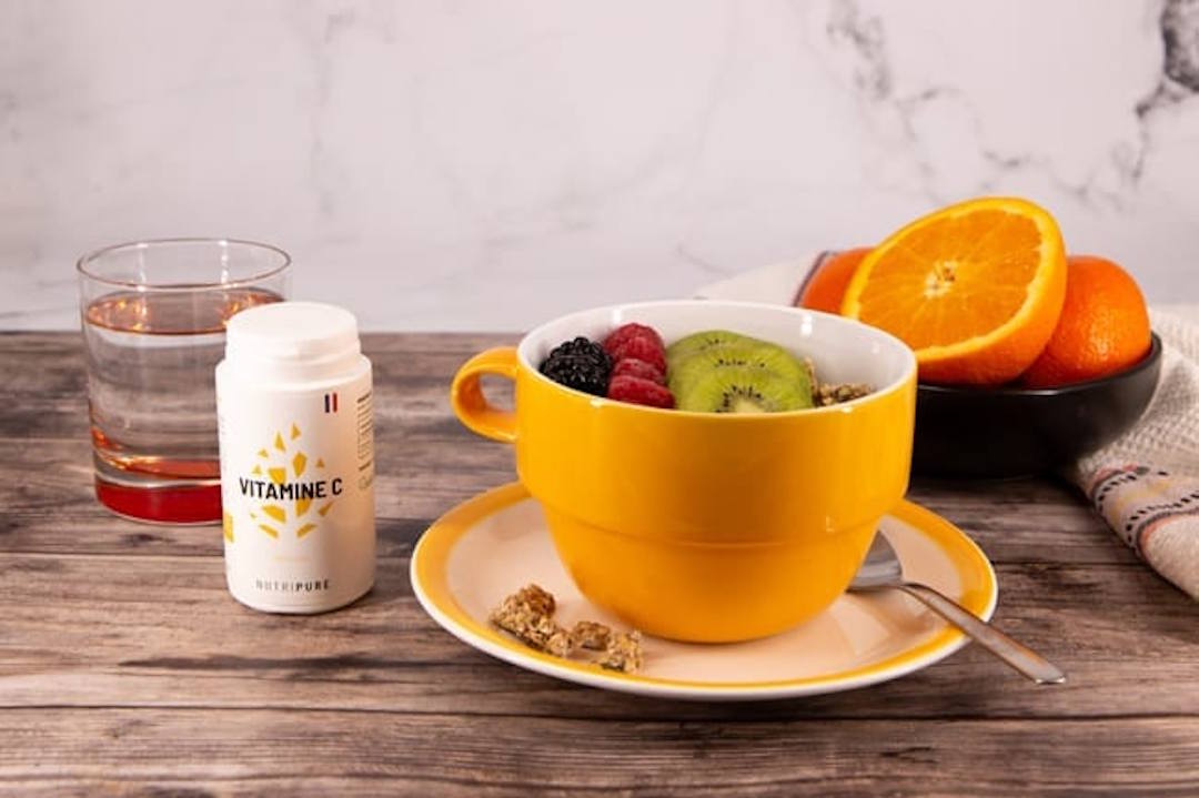 Un petit déjeuner avec un flacon de vitamine C pour la glythanation
