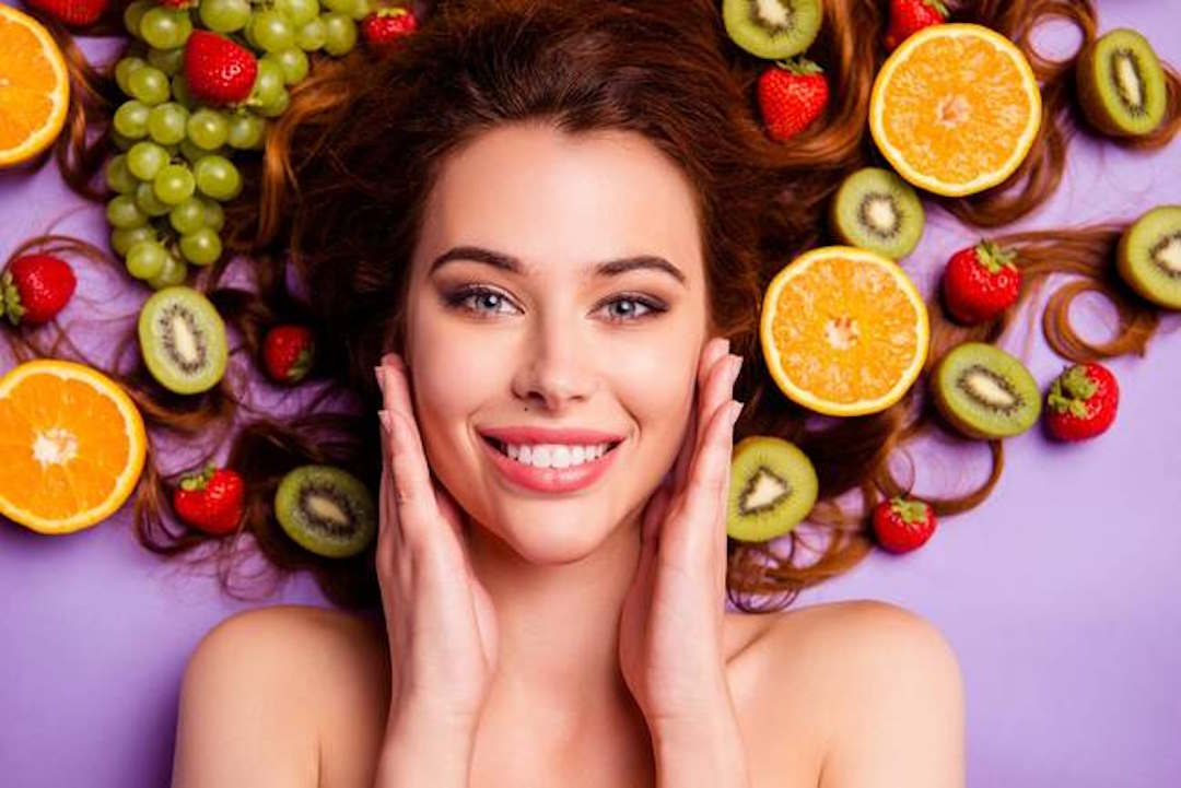 La vitamine C intervient dans le processus de réparation de la peau et la cicatrisation des plaies. 
