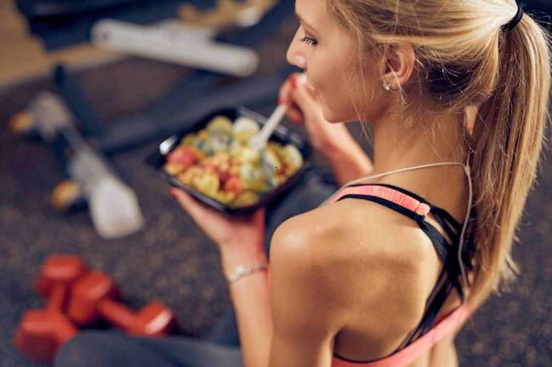 Une femme qui mange n plat riche en vitamine D3