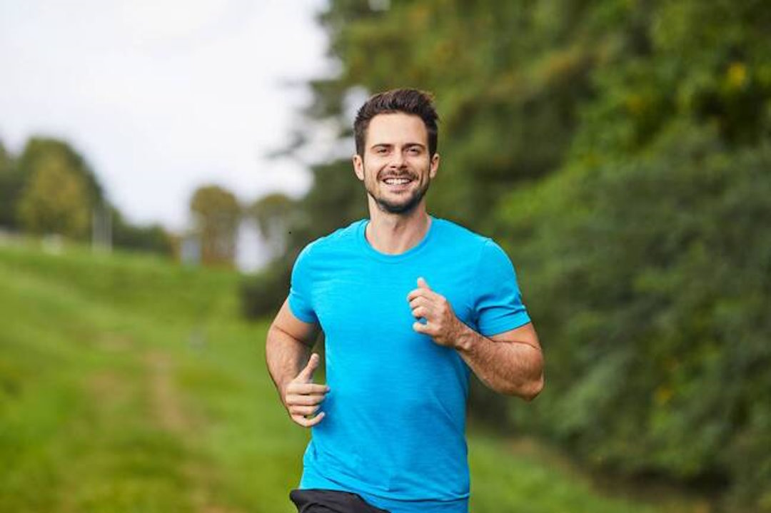 Un homme qui est en train de courir