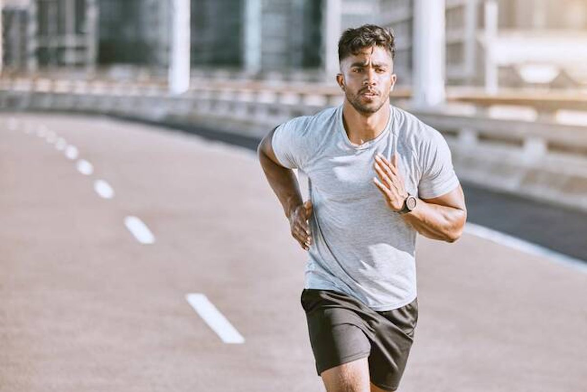 Un homme qui fait une footing 