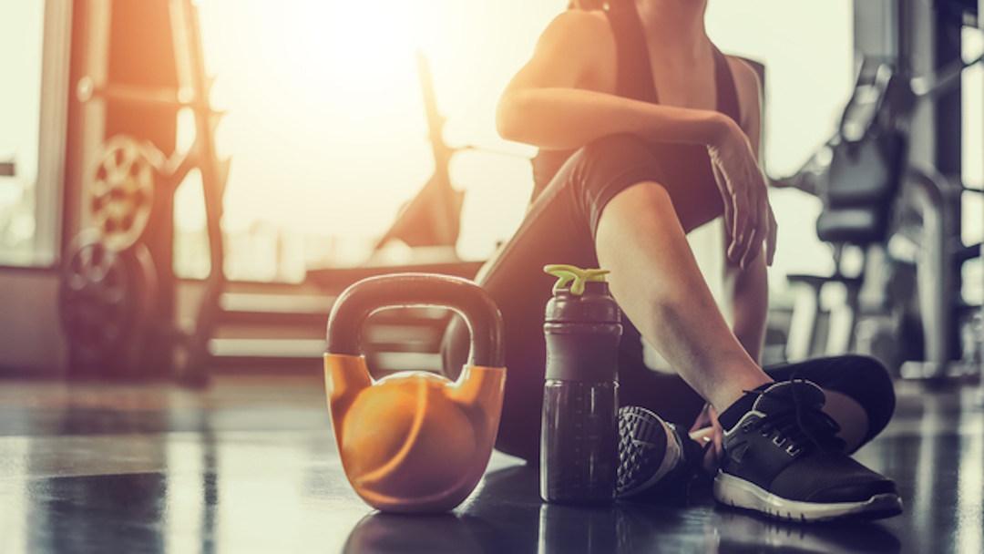 Une personne qui fait une pose dans une salle de sport