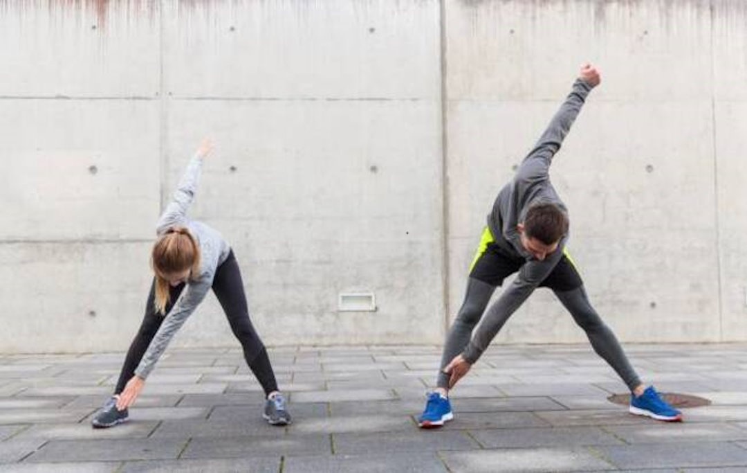 Un homme et une femme qui font de l'activité physique