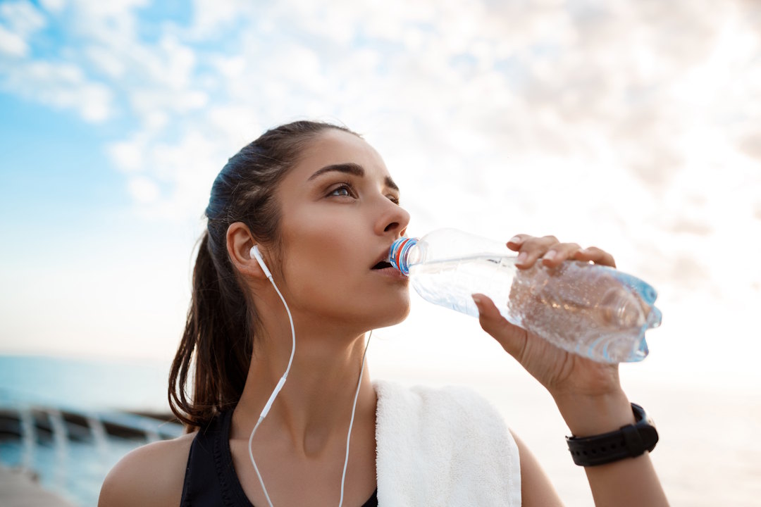 Boire suffisamment d’eau participe au bon fonctionnement rénal et hépatique