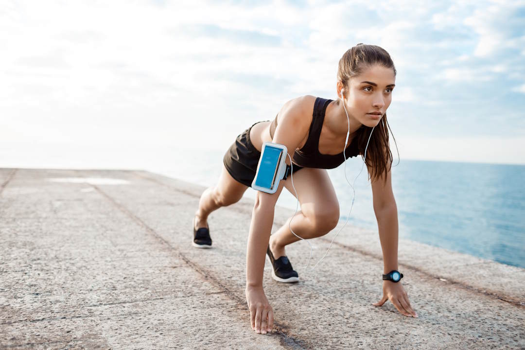 Une femme en tenue de sport qui teste son endurance