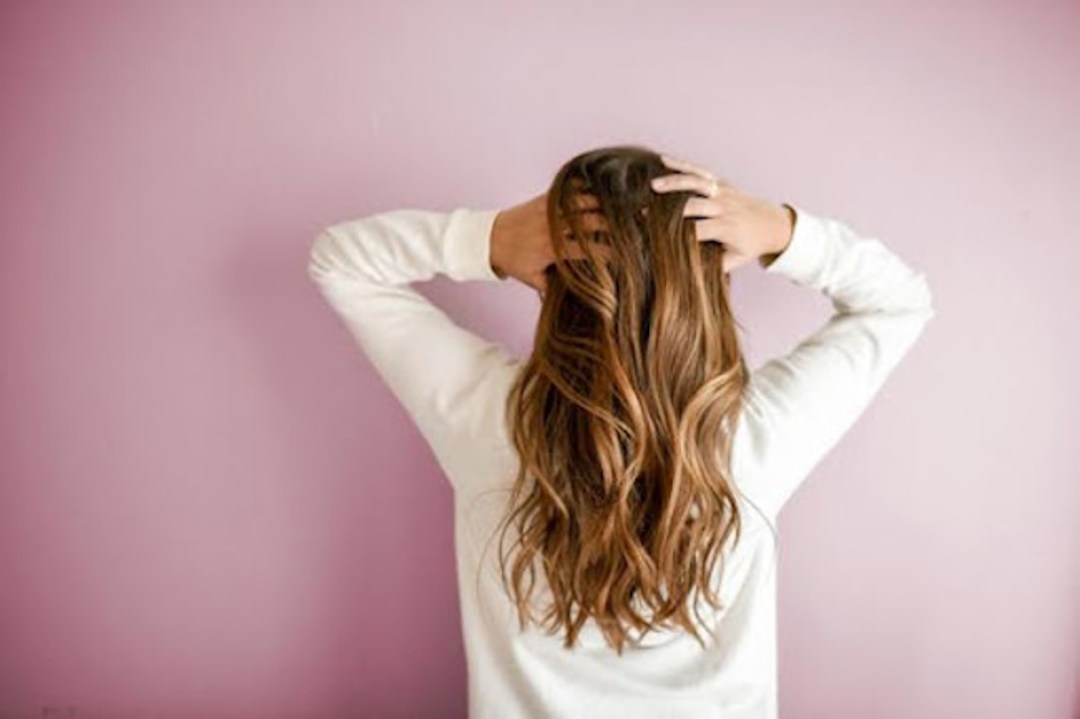 Une femme qui masse son cuir chevelu