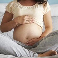 Ventre de femme enceinte : évolution, douleurs et conseils pour en prendre soin