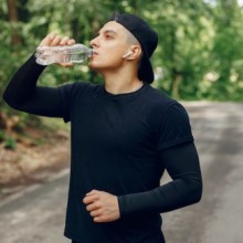 Soif intense : pourquoi j’ai toujours soif et comment y remédier ?