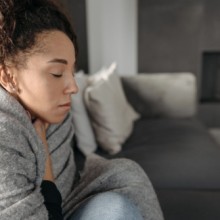 Angine blanche : causes, symptômes et traitements