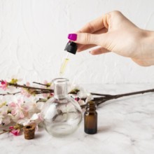 Huile essentielle de géranium : le guide complet pour une peau éclatante 