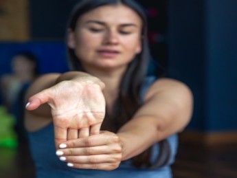 Tendinite de la main : symptômes, causes et traitements efficaces