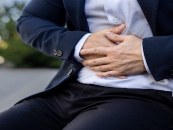 Crise de foie : symptômes, causes et solutions pour soulager votre digestion