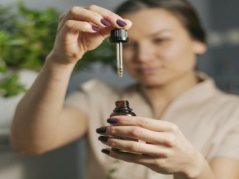 Huile essentielle de Tea Tree (arbre à thé) : 10 utilisations et bienfaits