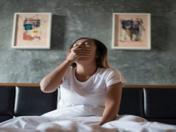 Impossible de dormir tellement je tousse la nuit : causes et solutions