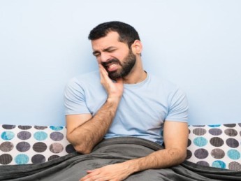 Mal de dent impossible de dormir : que faire quand la douleur s’invite la nuit