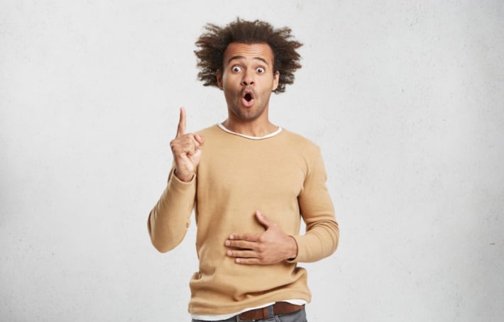 Ventre qui gargouille : un phénomène fréquent mais parfois déroutant