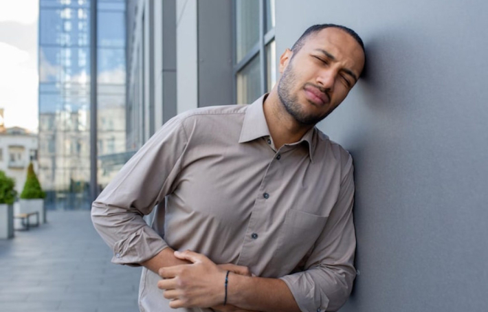 Douleur côté gauche du ventre : quand faut-il s’inquiéter ?