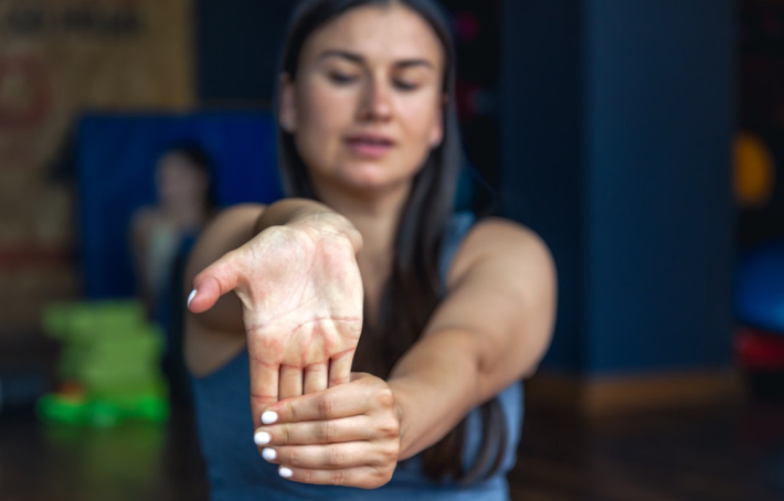 Tendinite de la main : symptômes, causes et traitements efficaces