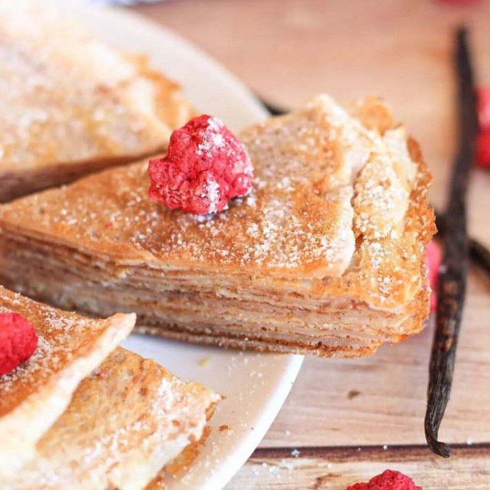 Gâteau de crêpes vanille framboises