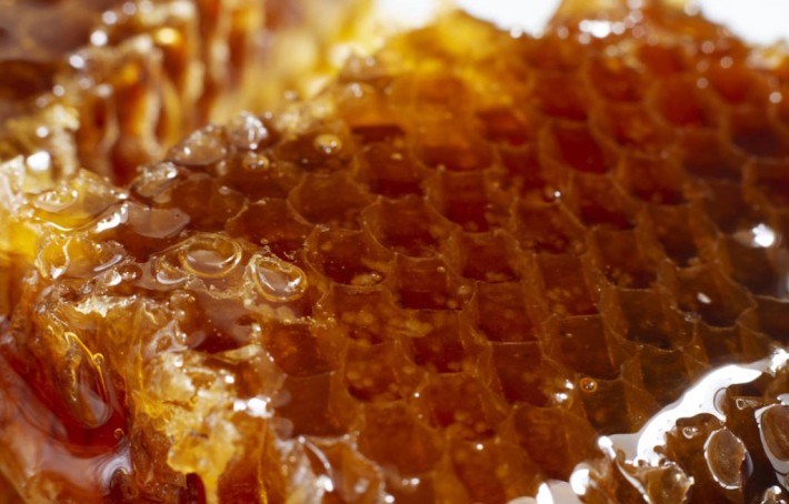 Les 3 bienfaits de la gelée royale : énergie, immunité, beauté et bien plus enco