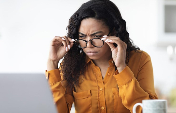 Vision floue et fatigue oculaire : causes, symptômes et solutions
