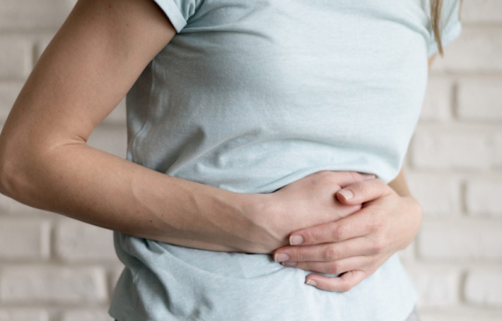 Gastrite : symptômes, causes et traitements pour soulager l'inflammation de l'es