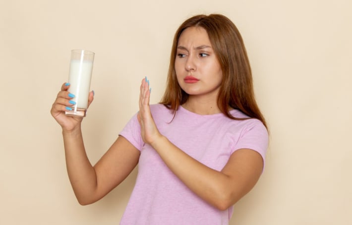 Intolérance au lactose : 9 symptômes pour la reconnaître et la liste des aliment