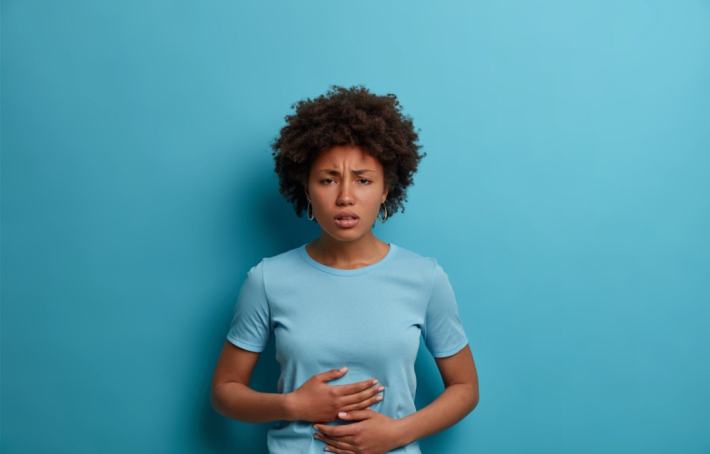 Douleur à l'estomac : 10 causes possibles et quand consulter ?