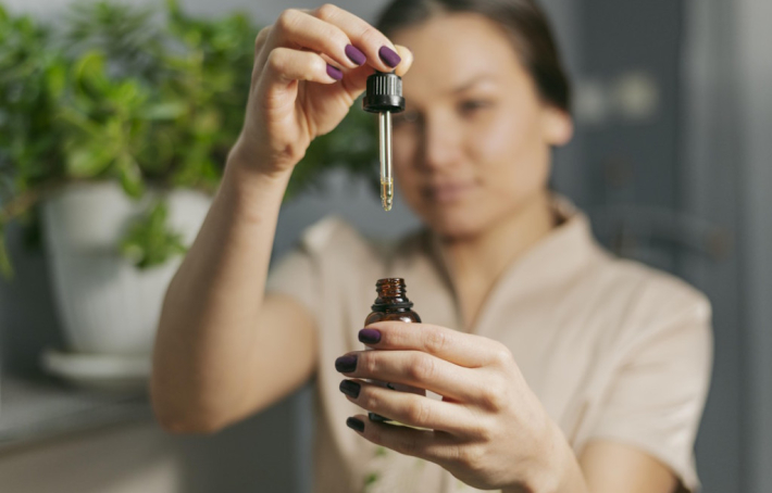 Huile essentielle de Tea Tree (arbre à thé) : 10 utilisations et bienfaits