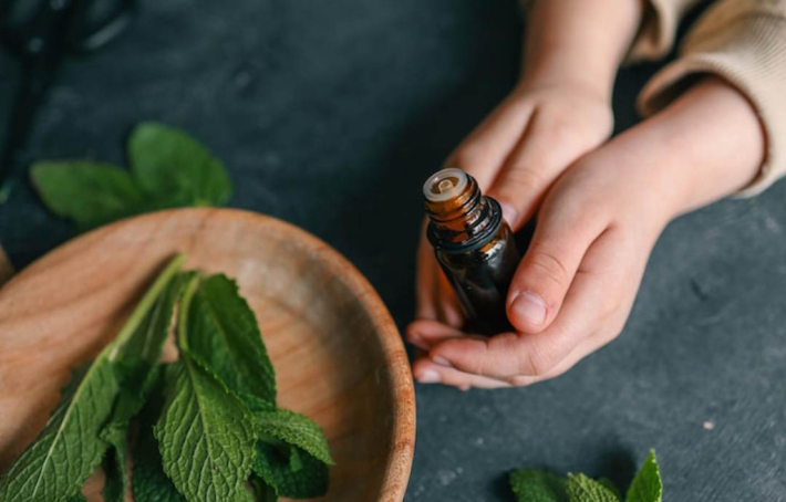 Huile essentielle de menthe poivrée : bienfaits et son utilisation