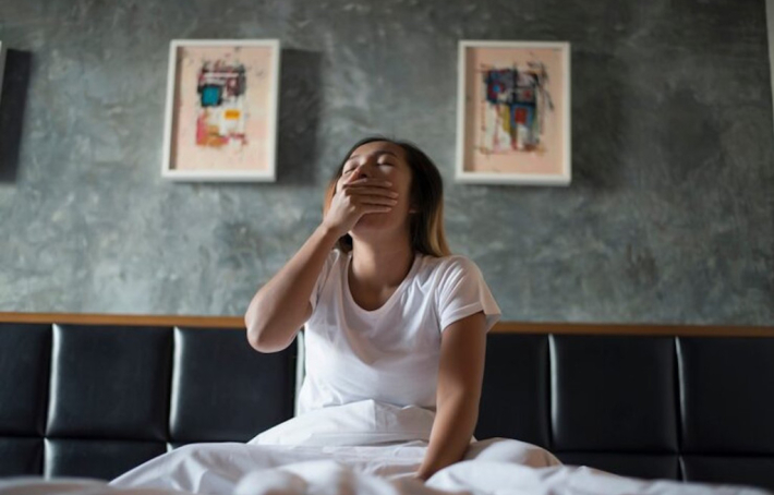 Impossible de dormir tellement je tousse la nuit : causes et solutions