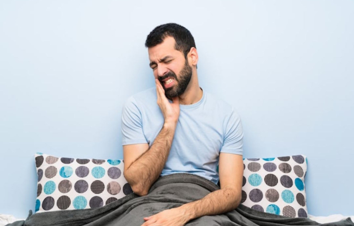 Mal de dent impossible de dormir : que faire quand la douleur s’invite la nuit