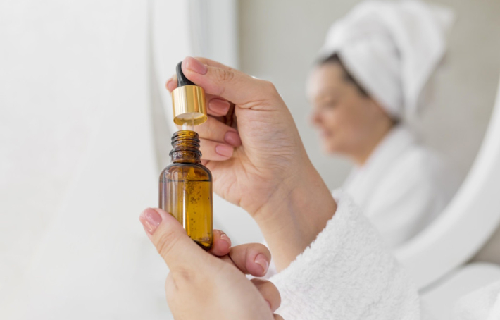 Huile essentielle d’Hélichryse : l'astuce contre les bleus et les rides.