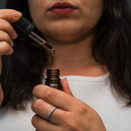 Aphte et huiles essentielles : comment les utiliser ?