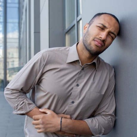 Douleur côté gauche du ventre : quand faut-il s’inquiéter ?
