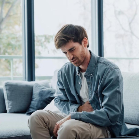 Douleur au ventre du côté droit : quand faut-il s’inquiéter ?