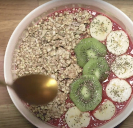 Un açaï bowl protéiné