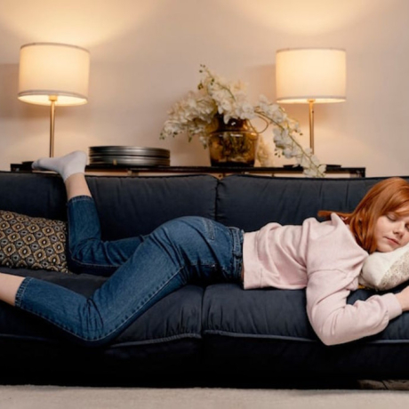 Dormir sur le ventre est-il dangereux pour votre dos ? La vérité.