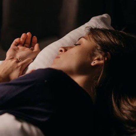 Sueurs nocturnes : causes fréquentes, hormones et solutions naturelles