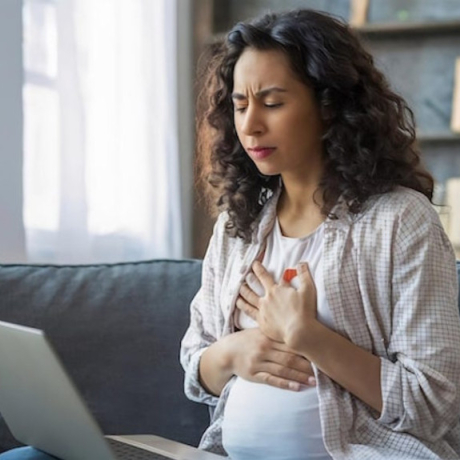 Douleur à la poitrine : règles ou grossesse, comment faire la différence ?