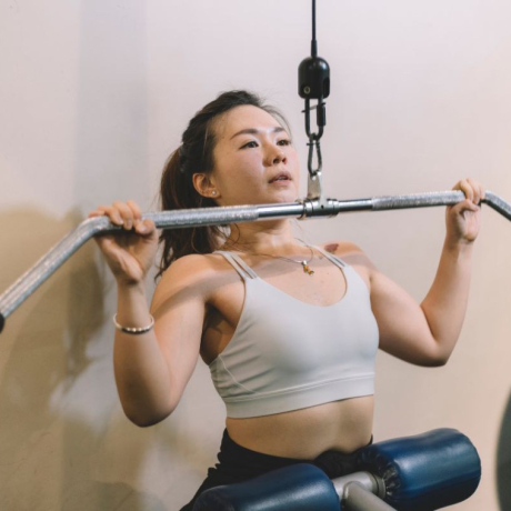 Tirage vertical : L'exercice clé pour un dos large et puissant