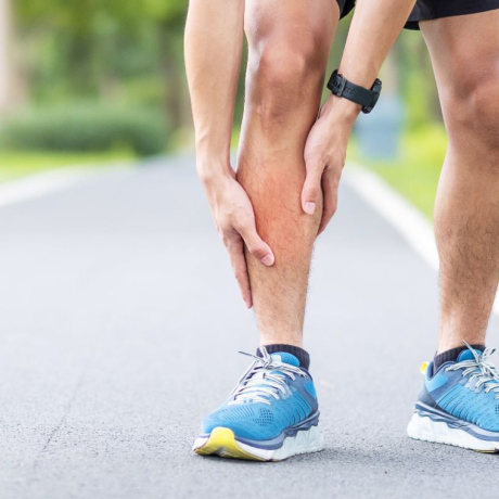 Périostite tibiale : causes, symptômes et solutions pour la soigner