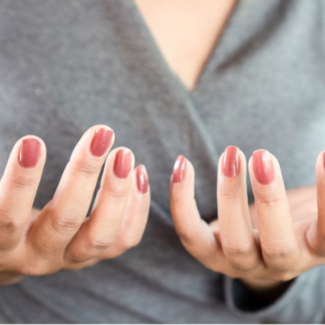 Fourmillements dans les mains : causes, symptômes et quand consulter ?