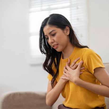 Douleur poitrine à gauche : quelles sont les causes et quand s'inquiéter ?