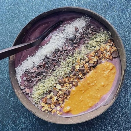 Smoothie bowl protéinée bananes cerises