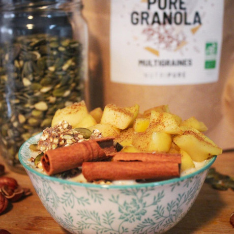 Granola protéiné et des pommes caramélisées