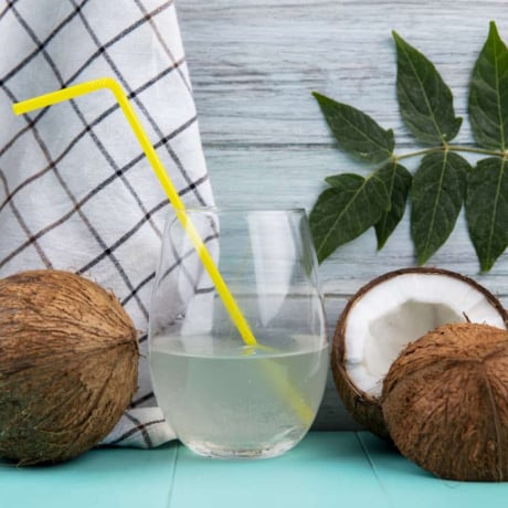 Eau de coco bienfaits : ce que ce fruit a vraiment dans le ventre