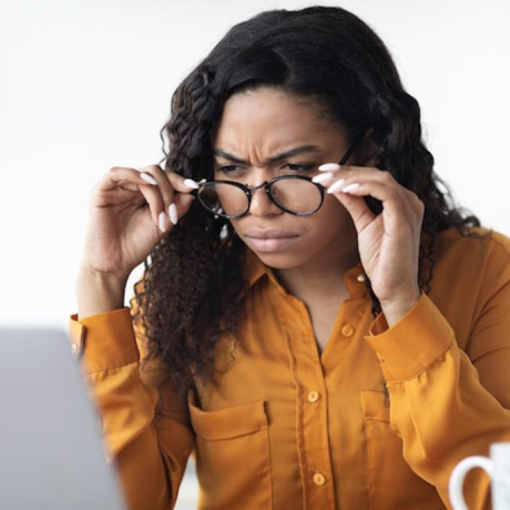 Vision floue et fatigue oculaire : causes, symptômes et solutions